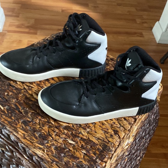 ADIDAS high cutWomen’s size6.0 shoes. Used once and in good shape. - Picture 2 of 4